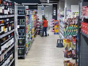Imagen de archivo de una empleada de supermercado