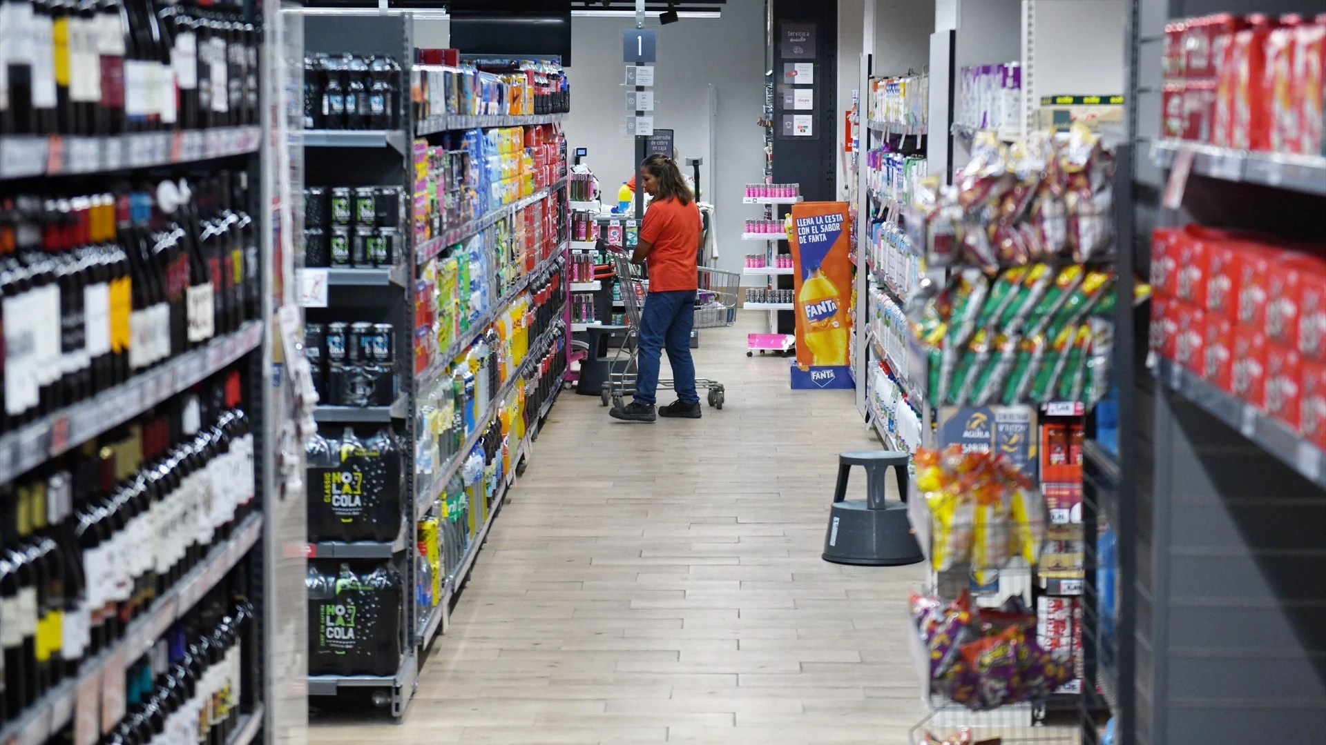 Imagen de archivo de una empleada de supermercado