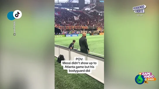 El placaje del guardaespaldas de Messi para protegerlo de un 'espontáneo' que saltó al campo El placaje del guardaespaldas de Messi para protegerlo de un 'espontáneo' que saltó al campo