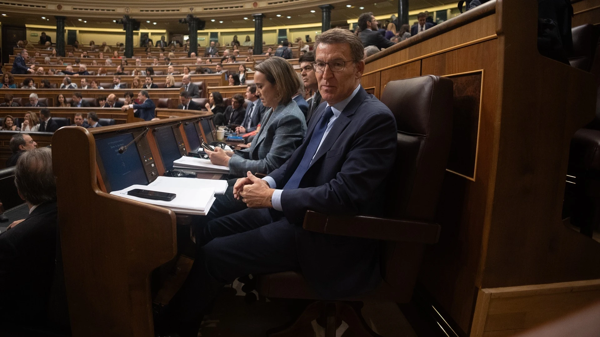 Cuca Gamarra y Alberto Núñez Feijóo, en el Congreso, durante la intervención de Pedro Sánchez.