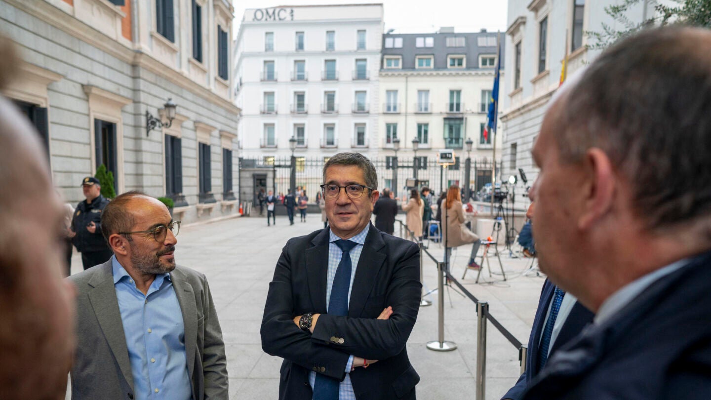 El portavoz socialista en el Congreso, Patxi L&oacute;pez, conversa a las puertas del Congreso de los Diputados.