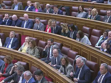 Diputados del PP se ríen y murmuran durante la intervención de Pedro Sánchez