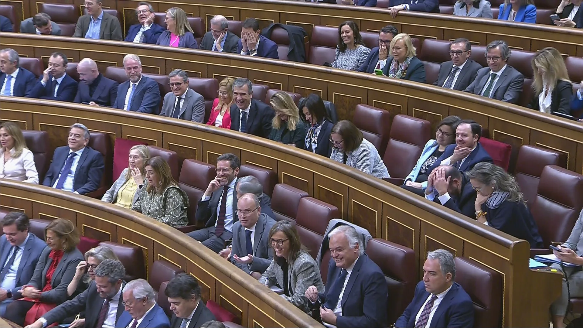 Diputados del PP se ríen y murmuran durante la intervención de Pedro Sánchez