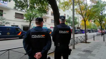 Agentes de la Policía Nacional en la sede del PSOE en Ferraz