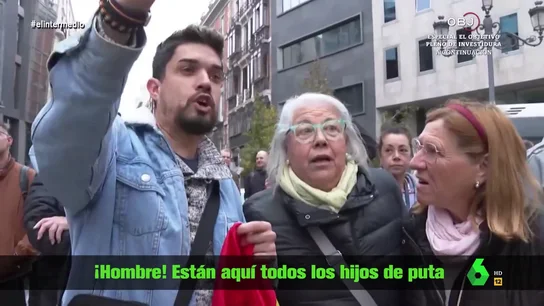 "¿Contra quién habláis? ¿Contra quién vamos?": la cómica confusión de una señora que protestaba frente al Congreso "¿Contra quién habláis? ¿Contra quién vamos?": la cómica confusión de una señora que protestaba frente al Congreso