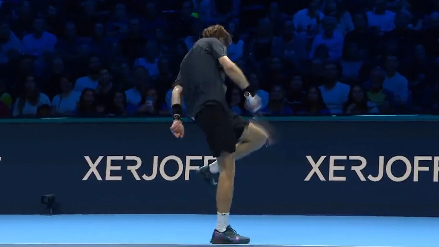 Rublev se pega seis raquetazos en la rodilla hasta hacerse sangre Rublev se pega seis raquetazos en la rodilla hasta hacerse sangre