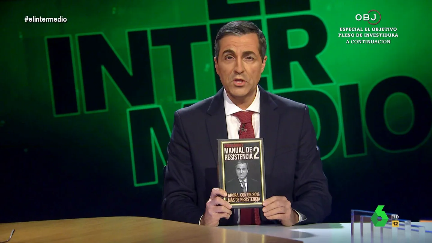 Pedro Sánchez (Raúl Pérez) desvela en qué beneficia la amnistía a los españoles "Con el meneo que le hemos metido con la ley de amnistía, queda demostrado que la Constitución es resistente", afirma 'Pedro Sánchez' en esta imitación de Raúl Pérez donde incluso presenta su nuevo libro: 'Manual de resistencia 2'.