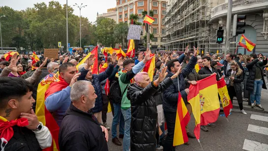 Manifestantes contra la investidura en la plaza de Neptuno, cercana al Congreso de los Diputados. Manifestantes contra la investidura en la plaza de Neptuno, cercana al Congreso de los Diputados.