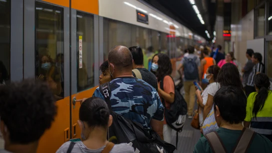 Imagen de archivo de varias personas entrando en un tren de Rodalies Imagen de archivo de varias personas entrando en un tren de Rodalies