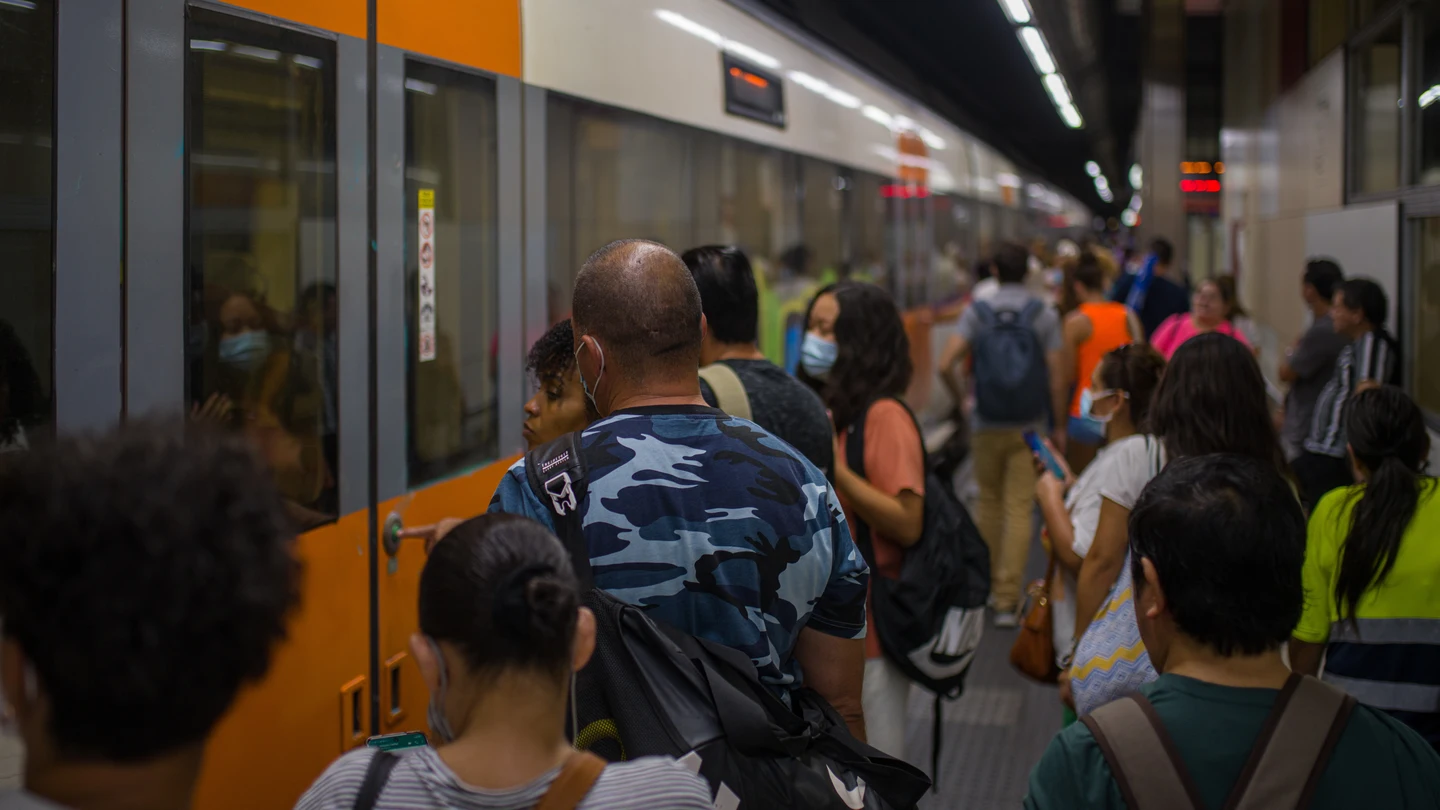 Imagen de archivo de varias personas entrando en un tren de Rodalies Imagen de archivo de varias personas entrando en un tren de Rodalies