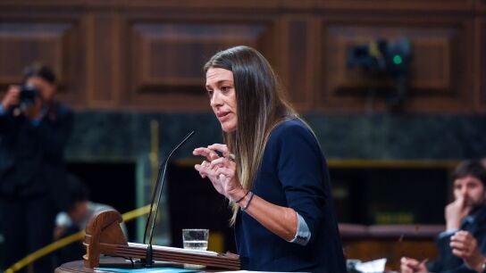 La diputada y portavoz de Junts, Miriam Nogueras, durante la primera sesi&oacute;n del debate de investidura de Pedro S&aacute;nchez.