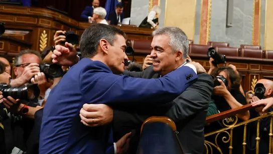 El abrazo entre Pedro Sánchez y Santos Cerdán, quien ha liderado la negociación del pacto con Junts El abrazo entre Pedro Sánchez y Santos Cerdán, quien ha liderado la negociación del pacto con Junts