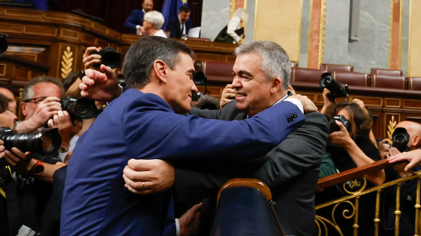 El abrazo entre Pedro Sánchez y Santos Cerdán, quien ha liderado la negociación del pacto con Junts El abrazo entre Pedro Sánchez y Santos Cerdán, quien ha liderado la negociación del pacto con Junts