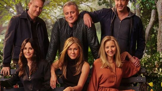 Matthew Perry, Matt LeBlanc, David Schwimmer (los tres de pie) y Courteney Cox, Jennifer Aniston y Lisa Kudrow sentadas en una imagen de la promoci&oacute;n de la reuni&oacute;n de 'Friends'.