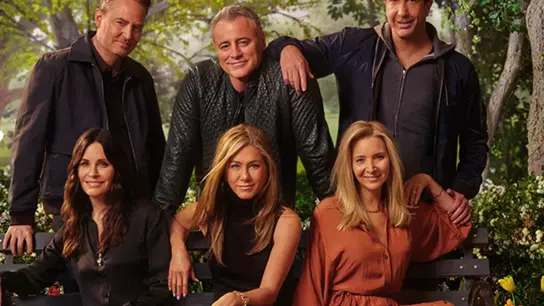 Matthew Perry, Matt LeBlanc, David Schwimmer (los tres de pie) y Courteney Cox, Jennifer Aniston y Lisa Kudrow sentadas en una imagen de la promoción de la reunión de 'Friends'. Matthew Perry, Matt LeBlanc, David Schwimmer (los tres de pie) y Courteney Cox, Jennifer Aniston y Lisa Kudrow sentadas en una imagen de la promoción de la reunión de 'Friends'.