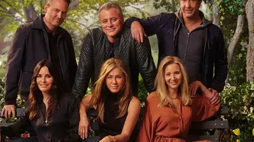 Matthew Perry, Matt LeBlanc, David Schwimmer (los tres de pie) y Courteney Cox, Jennifer Aniston y Lisa Kudrow sentadas en una imagen de la promoción de la reunión de 'Friends'. Matthew Perry, Matt LeBlanc, David Schwimmer (los tres de pie) y Courteney Cox, Jennifer Aniston y Lisa Kudrow sentadas en una imagen de la promoción de la reunión de 'Friends'.