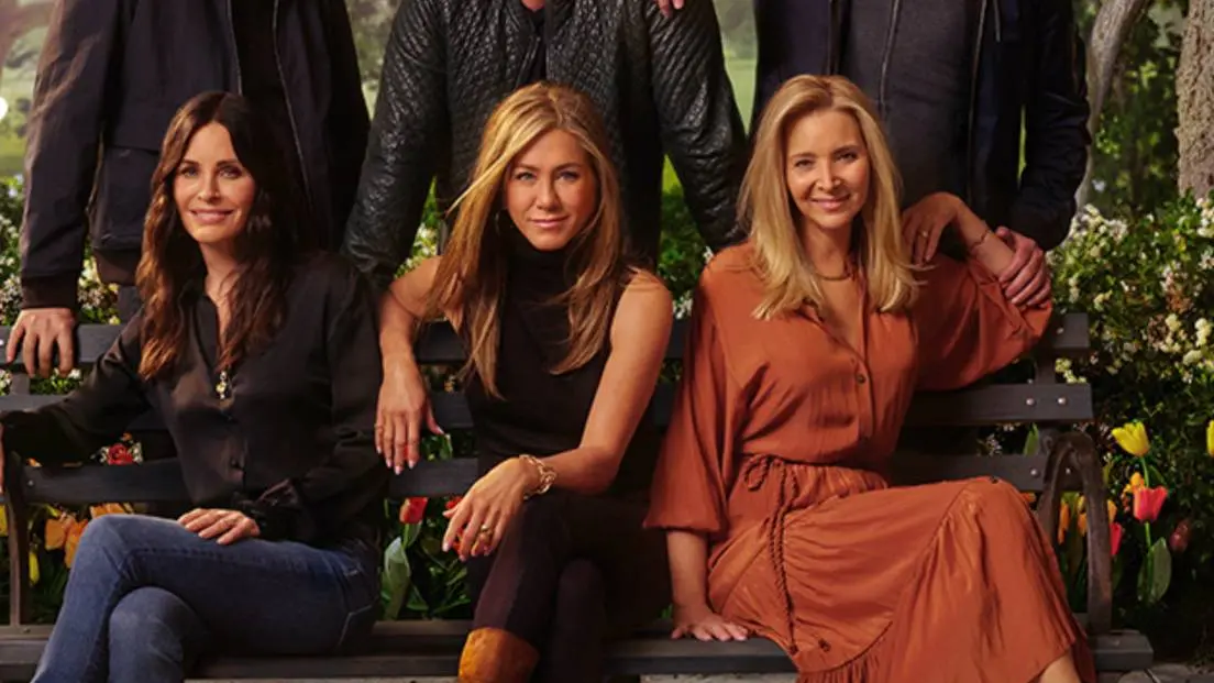 Matthew Perry, Matt LeBlanc, David Schwimmer (los tres de pie) y Courteney Cox, Jennifer Aniston y Lisa Kudrow sentadas en una imagen de la promoción de la reunión de 'Friends'.