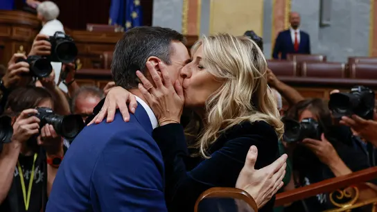 Pedro Sánchez recibe la felicitación de la líder de Sumar, Yolanda Díaz. Pedro Sánchez recibe la felicitación de la líder de Sumar, Yolanda Díaz.