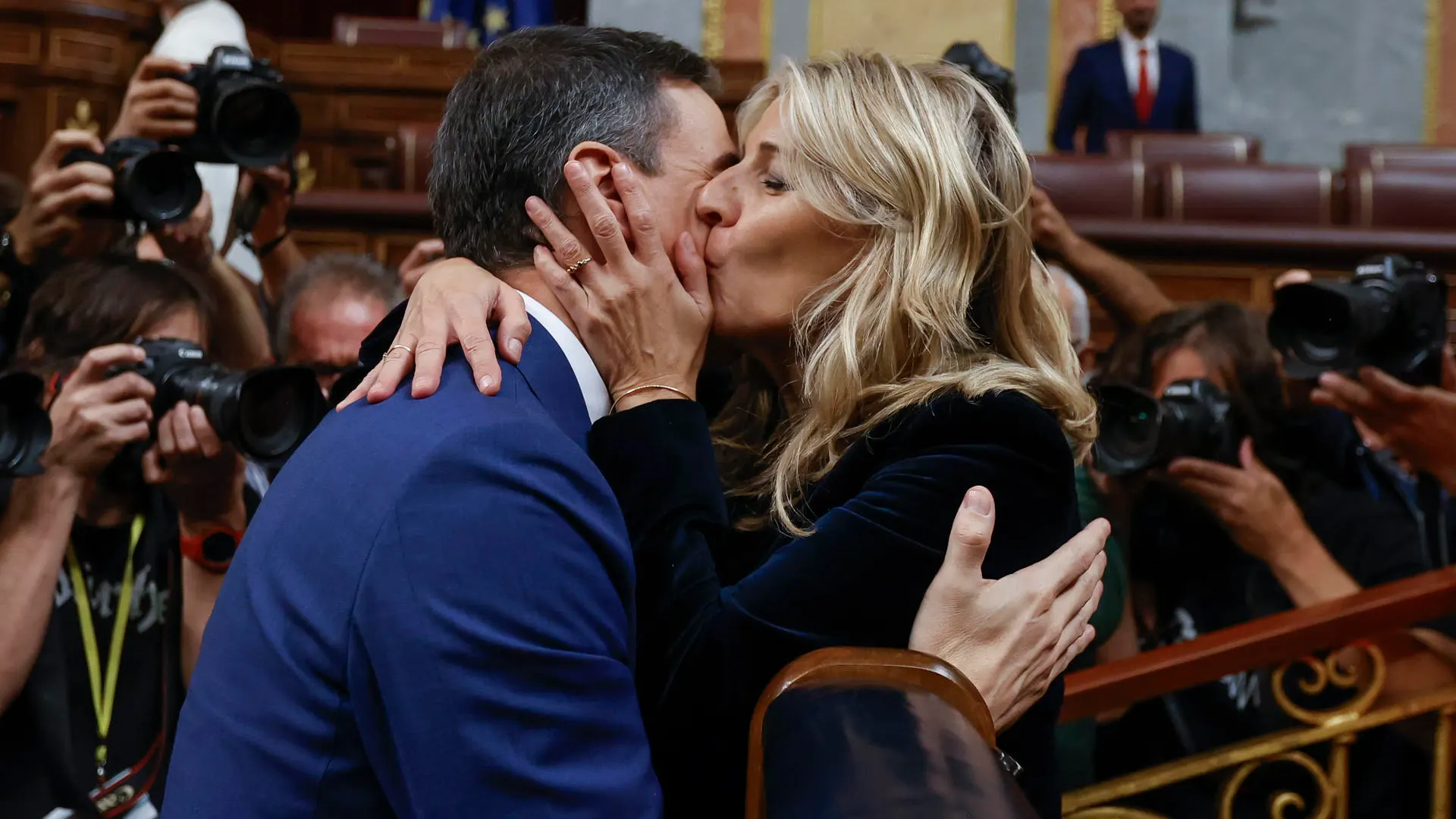 Pedro Sánchez recibe la felicitación de la líder de Sumar, Yolanda Díaz.