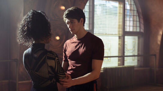 El actor de &lsquo;Tiny pretty things&rsquo; Barton Cowperthwaite en una escena de la serie con su compa&ntilde;era Kyie Jefferson.