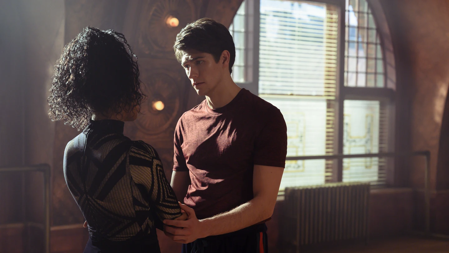 El actor de ‘Tiny pretty things’ Barton Cowperthwaite en una escena de la serie con su compañera Kyie Jefferson. El actor de ‘Tiny pretty things’ Barton Cowperthwaite en una escena de la serie con su compañera Kyie Jefferson.