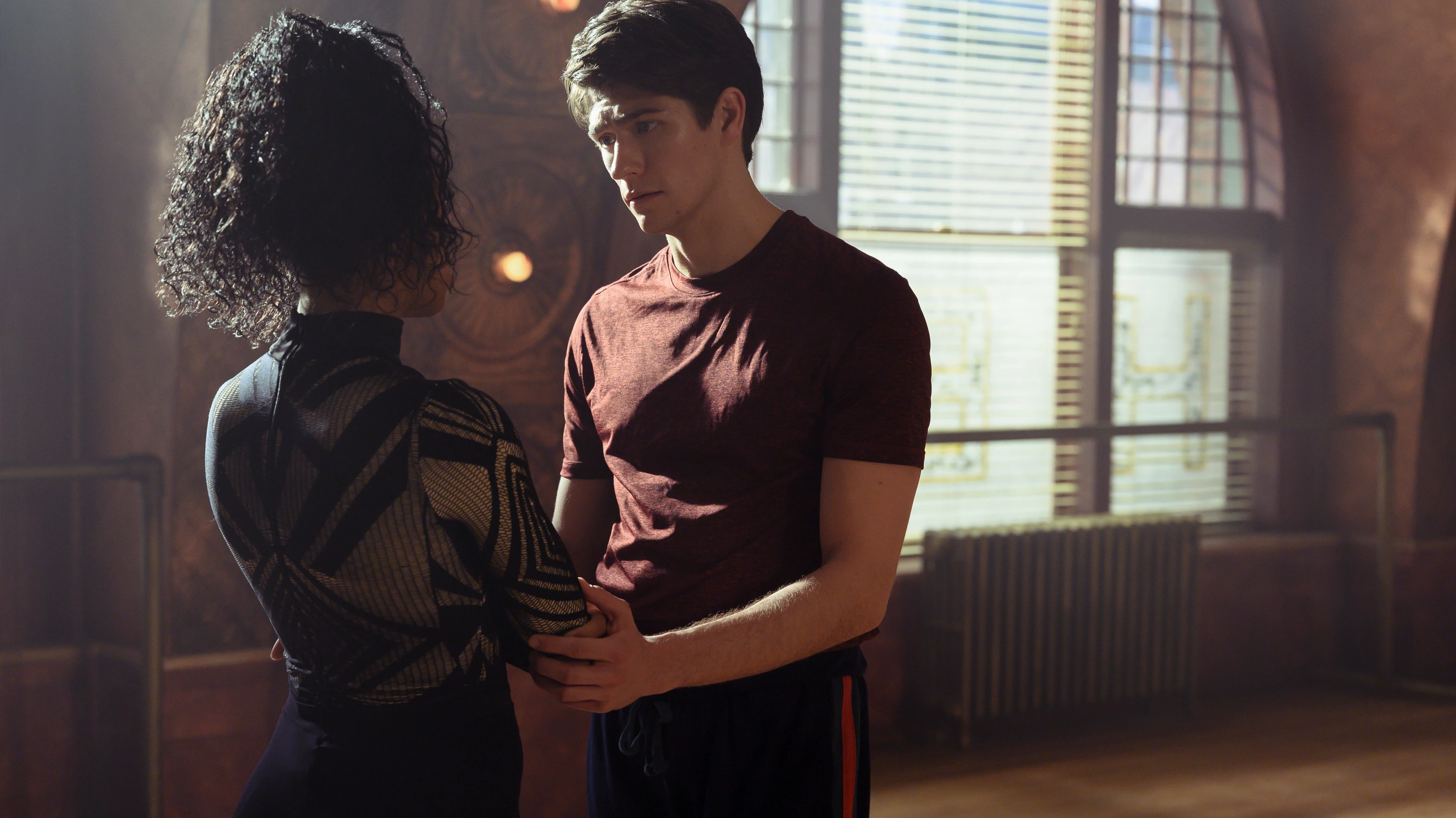 El actor de ‘Tiny pretty things’ Barton Cowperthwaite en una escena de la serie con su compañera Kyie Jefferson.