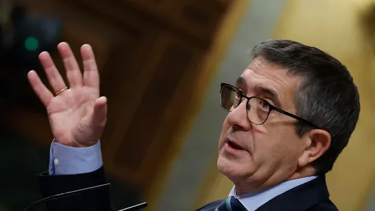 El portavoz del PSOE en el Congreso, Patxi López, interviene durante la segunda jornada de la investidura de Pedro Sánchez. El portavoz del PSOE en el Congreso, Patxi López, interviene durante la segunda jornada de la investidura de Pedro Sánchez.