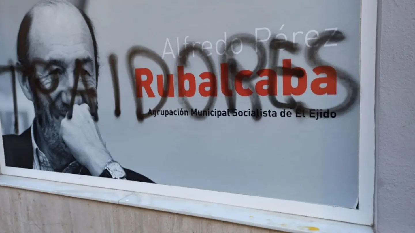 Pintada realizada en la fachada de la sede socialista de El Ejido. Pintada realizada en la fachada de la sede socialista de El Ejido.