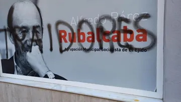 Pintada realizada en la fachada de la sede socialista de El Ejido.