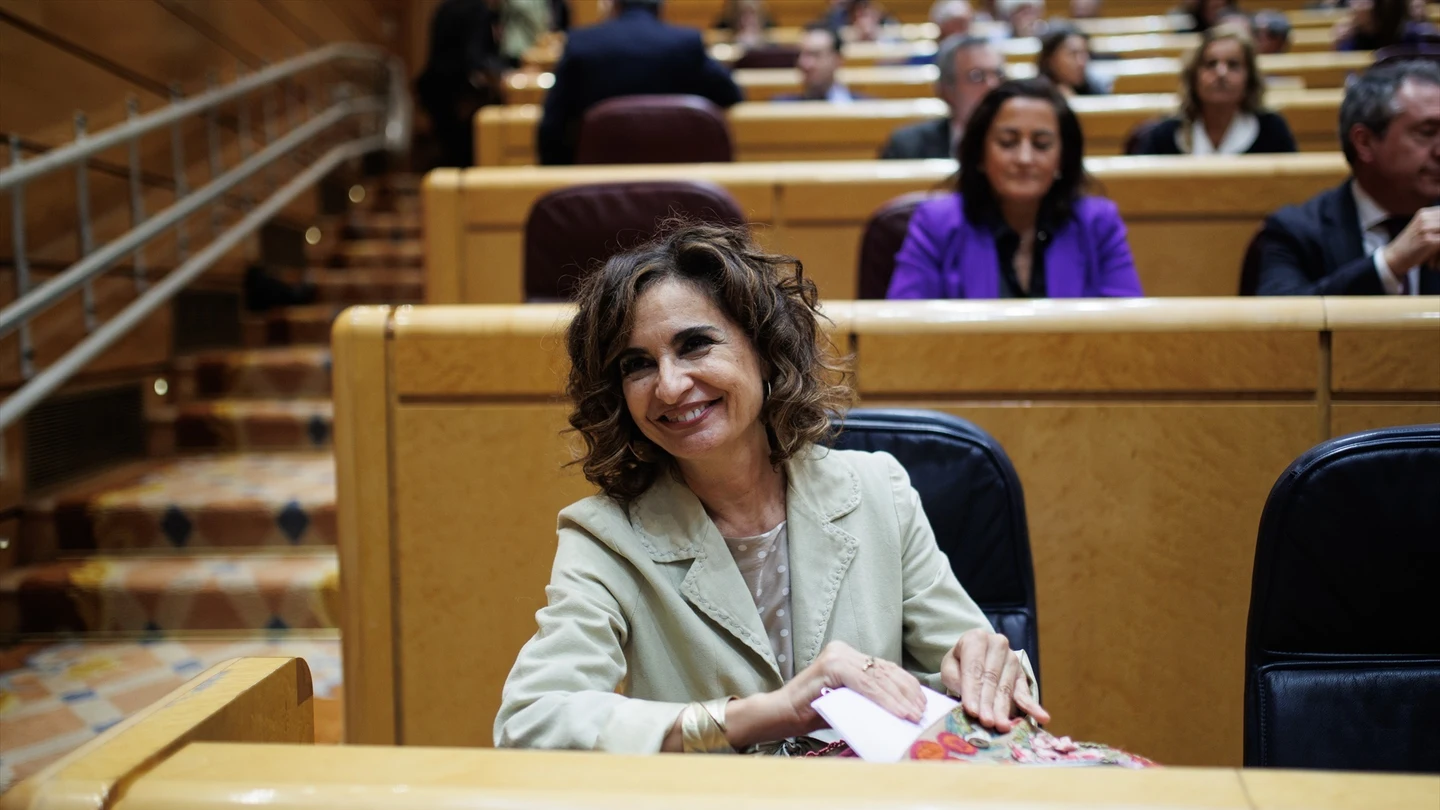 La ministra de Hacienda en funciones y vicesecretaria general del PSOE, María Jesús Montero, a su llegada a una sesión de control al Gobierno. La ministra de Hacienda en funciones y vicesecretaria general del PSOE, María Jesús Montero, a su llegada a una sesión de control al Gobierno.