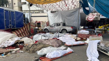 Cuerpos de palestinos muertos en ataques israelíes yacen en el suelo en el patio del hospital Al Shifa
