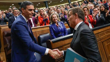 El líder del PP, Alberto Núñez Feijóo, felicita al presidente del Gobierno en funciones, Pedro Sánchez, al término de la segunda jornada del debate de investidura.
