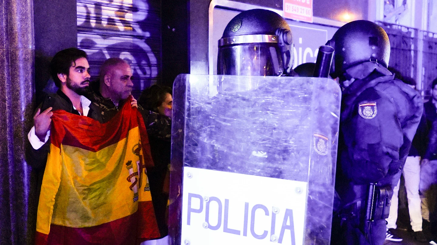 Disturbios tras la concentración contra la amnistía en la calle Ferraz, junto a la sede central del PSOE, la noche de la primera jornada de la investidura de Sánchez Disturbios tras la concentración contra la amnistía en la calle Ferraz, junto a la sede central del PSOE, la noche de la primera jornada de la investidura de Sánchez
