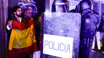 Disturbios tras la concentración contra la amnistía en la calle Ferraz, junto a la sede central del PSOE, la noche de la primera jornada de la investidura de Sánchez
