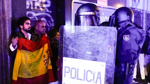 Disturbios tras la concentración contra la amnistía en la calle Ferraz, junto a la sede central del PSOE, la noche de la primera jornada de la investidura de Sánchez