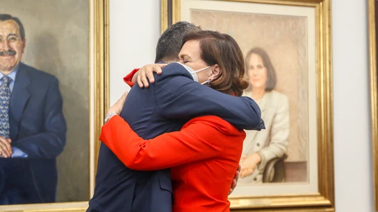 Carmen Calvo, abraza a Félix Bolaños, tras entregar su cartera ministerial en la sede ministerial. Carmen Calvo, abraza a Félix Bolaños, tras entregar su cartera ministerial en la sede ministerial.