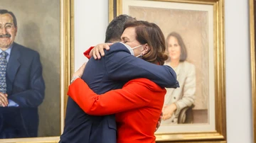 Carmen Calvo, abraza a Félix Bolaños, tras entregar su cartera ministerial en la sede ministerial. 