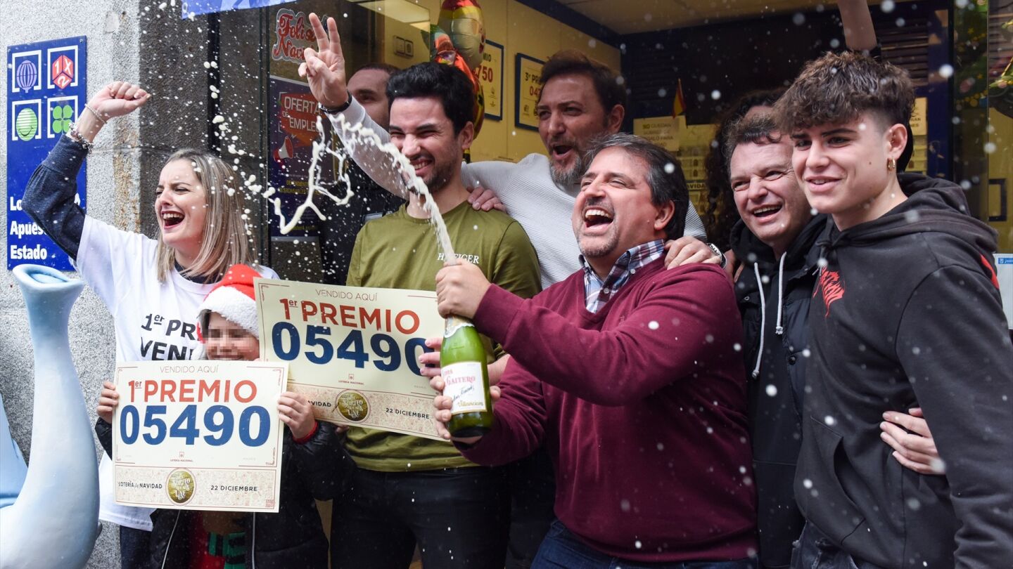 Empleados de la administraci&oacute;n situada en la calle Arenal celebran que han vendido parte del n&uacute;mero 5490 correspondiente al 'Gordo' del Sorteo Extraordinario de la Loter&iacute;a de Navidad, a 22 de diciembre de 2022, en Madrid (Espa&ntilde;a).