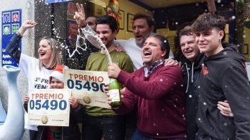 Empleados de la administración situada en la calle Arenal celebran que han vendido parte del número 5490 correspondiente al 'Gordo' del Sorteo Extraordinario de la Lotería de Navidad, a 22 de diciembre de 2022, en Madrid (España).