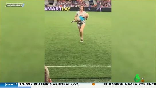 El tierra trágame de una madre al saltar al césped de un campo de fútbol cuando su hijo se cuela en pleno partido El tierra trágame de una madre al saltar al césped de un campo de fútbol cuando su hijo se cuela en pleno partido