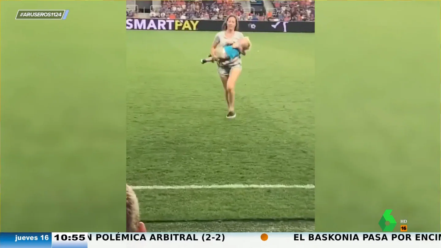 El tierra trágame de una madre al saltar al césped de un campo de fútbol cuando su hijo se cuela en pleno partido El tierra trágame de una madre al saltar al césped de un campo de fútbol cuando su hijo se cuela en pleno partido