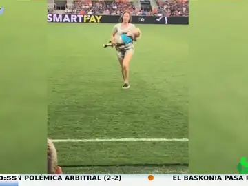 El tierra trágame de una madre al saltar al césped de un campo de fútbol cuando su hijo se cuela en pleno partido