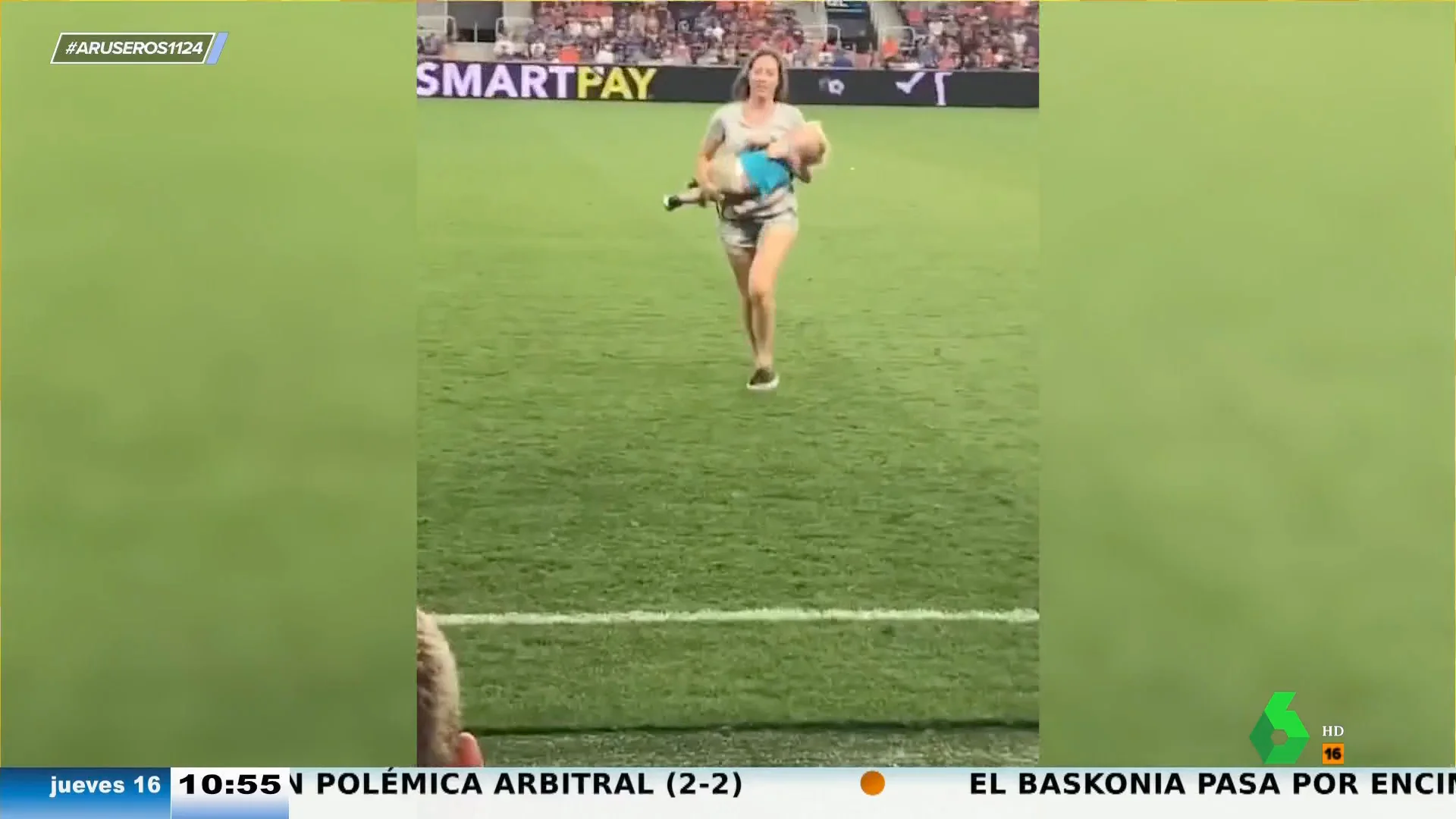 El tierra trágame de una madre al saltar al césped de un campo de fútbol cuando su hijo se cuela en pleno partido