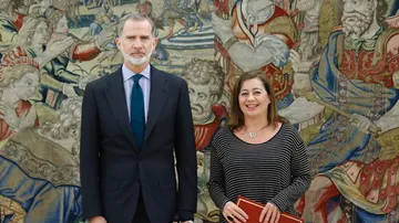 Francina Armengol informa al rey Felipe VI sobre el resultado de la investidura de Pedro Sánchez