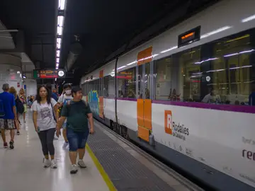 Viajeros al lado de un tren en uno de los andenes de la estación de Sants, a 9 de septiembre de 2022, en Barcelona, Catalunya (España).