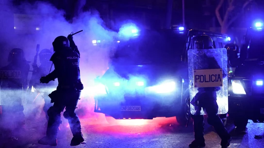 Cargas policiales durante las protestas por la ley de amnistía cerca de Ferraz, la noche de la primera sesión de investidura de Sánchez Cargas policiales durante las protestas por la ley de amnistía cerca de Ferraz, la noche de la primera sesión de investidura de Sánchez