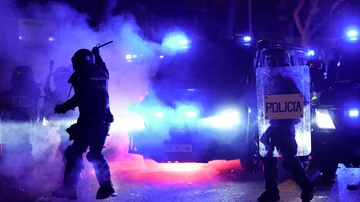 Cargas policiales durante las protestas por la ley de amnistía cerca de Ferraz, la noche de la primera sesión de investidura de Sánchez