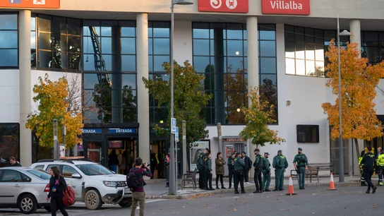 Agentes de la Guardia Civil montan guardia tras desalojar la estación de Cercanías de Collado Villalba por una amenaza de bomba después de detectar una mochila sospechosa Agentes de la Guardia Civil montan guardia tras desalojar la estación de Cercanías de Collado Villalba por una amenaza de bomba después de detectar una mochila sospechosa