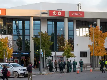 Agentes de la Guardia Civil montan guardia tras desalojar la estación de Cercanías de Collado Villalba por una amenaza de bomba después de detectar una mochila sospechosa