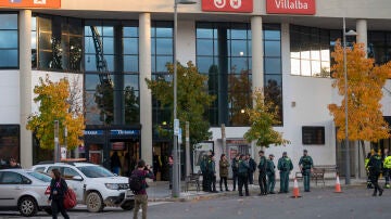 Agentes de la Guardia Civil montan guardia tras desalojar la estación de Cercanías de Collado Villalba por una amenaza de bomba después de detectar una mochila sospechosa